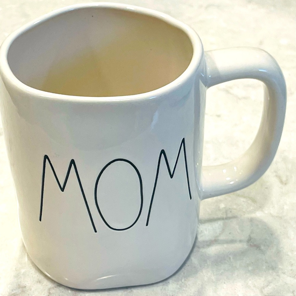NEW Rae Dunn coffee mug says “MOM” perfect Mother’s Day gift or any occasion!